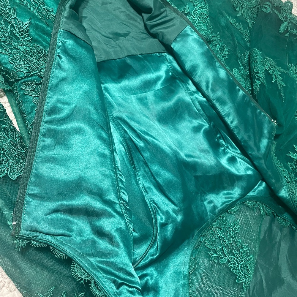 Long Green Color Gown Size 6-8 - Picture 13 of 16